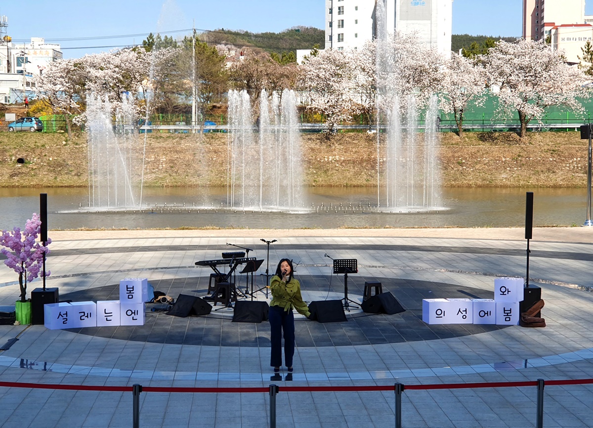 의성군이 관광지 활성화를 위해 지난 봄에 실시한 버스킹 공연 모습(의성군 제공)