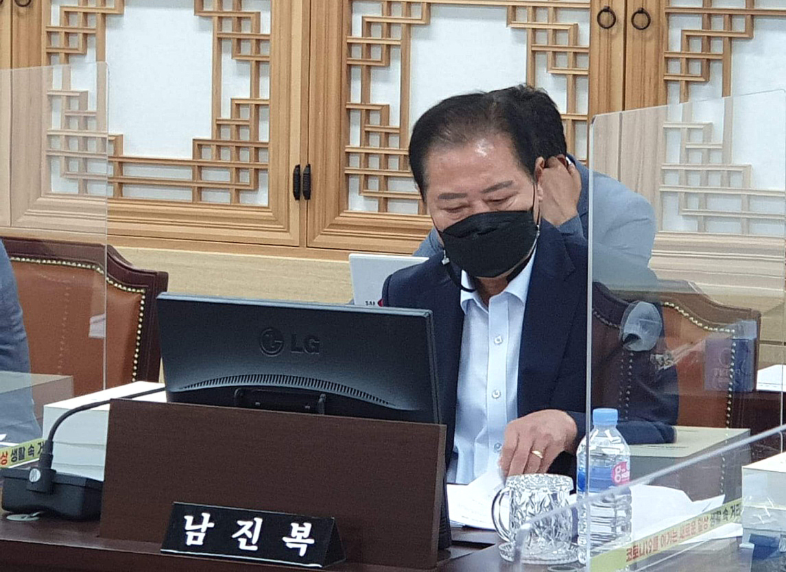 남진복 의원이 도의회 예결특위에서 지역구에 필요한 추경 예산을 챙기고 있다