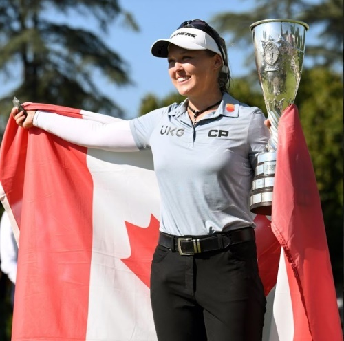 브룩 헨더슨이 에비앙챔피언십에서 우승 트로피를 들어올렸다. [사진=LPGA]