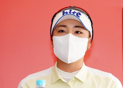 한국여자오픈에서 룰 위반한 사실을 한달여만에 자진신고해 파문을 일으킨 윤이나. [사진=KLPGA]
