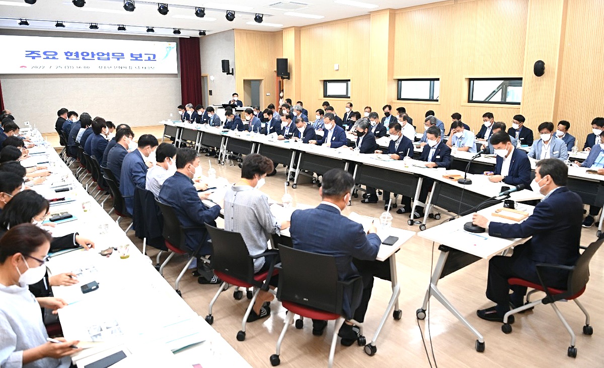 김천시가 25일 청소년 문화의 집 3층 대강당에서 시장 주재로 '2022년도 주요 현안업무 보고회'를 가졌다.(김천시 제공)