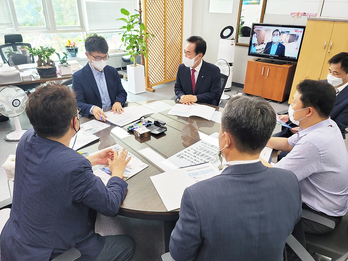 권기창 안동시장이  기재부 김완섭 예산실장을만나  내년도 국비지원을 건의하고 있다(안동시 제공)