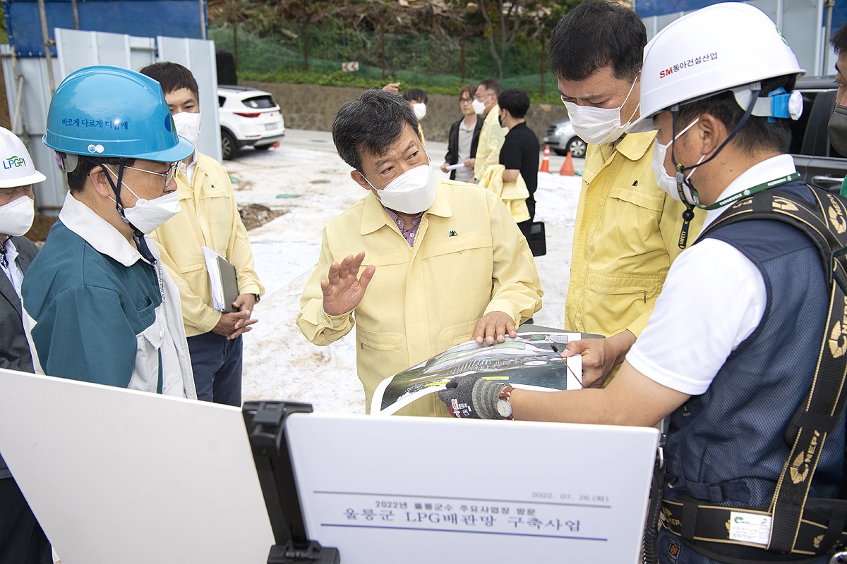 남한권(가운데)울릉군수가 LPG 배관망 구축사업장을 방문해 관계자들로부터 추진상황을 설명듣고 있다(울릉군 제공)