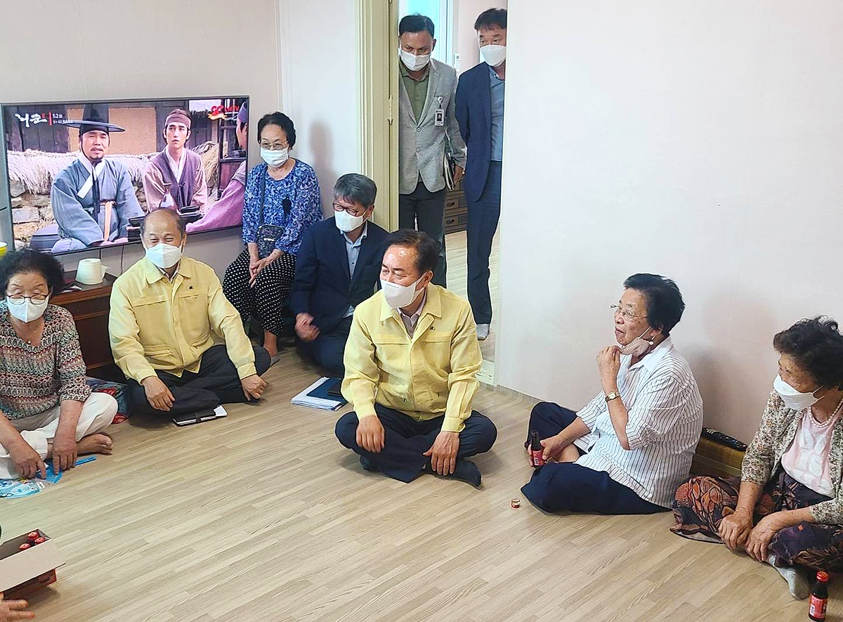 권기창(오른쪽 세번째)안동시장이  지역 내 무더위 쉼터를 직접 찾아나서  시설 전반을 점검한후 어르신들의 불편사항을 듣고 있다(안동시 제공)