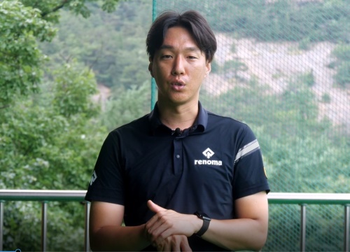 JNGK 북악아카데미의 홍성욱 프로가 문도엽 선수의 스윙에 아마추어 골퍼가 참고할 점에 대해 설명하고 있다.