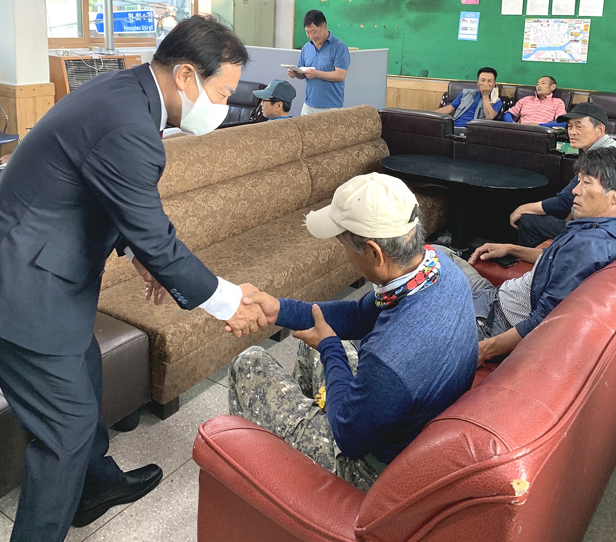 권기창(왼쪽)안동시장이 체통과 권위를 내려놓고 행사의전 간소화등  공직문화 대수술에 착수 했다(안동시 제공)