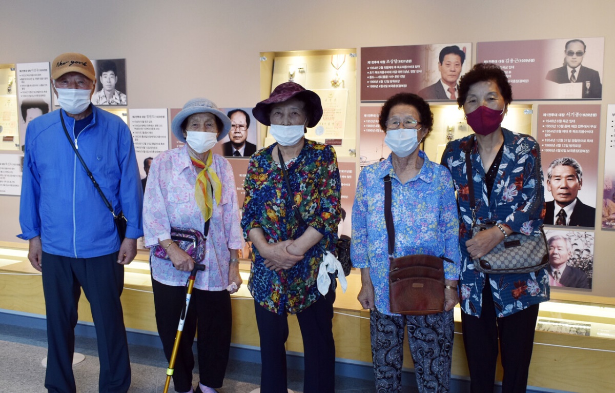 독도의용수비대기념관 명예의전당에서  유가족들이 기념사진을 찍고 있다(독도의용수비대기념관제공)