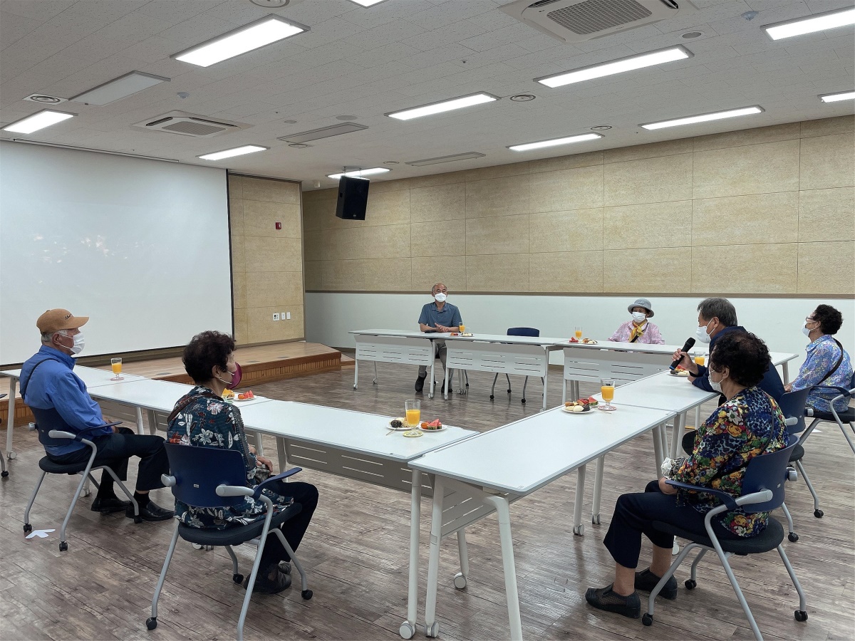조석종 기념관장이 유가족들과 간담회를 주재하고 있다(기념관 제공)