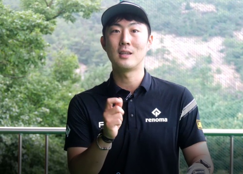 JNGK 세종아카데미 정지권 프로가 박민지 프로에게서 아마추어에게 참고할 스윙 포인트를 설명하고 있다.