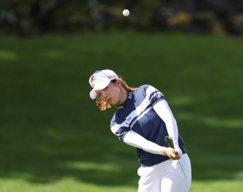 최예림이 제주삼다수마스터스 2라운드 15번 홀에서 칩샷을 하고 있다. [사진=KLPGA]
