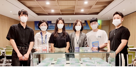 KDTEX 2022 학생실기경진대회에서 수상한 대구보건대 학생들과 학과 교수들 모습.[대구보건대 제공]