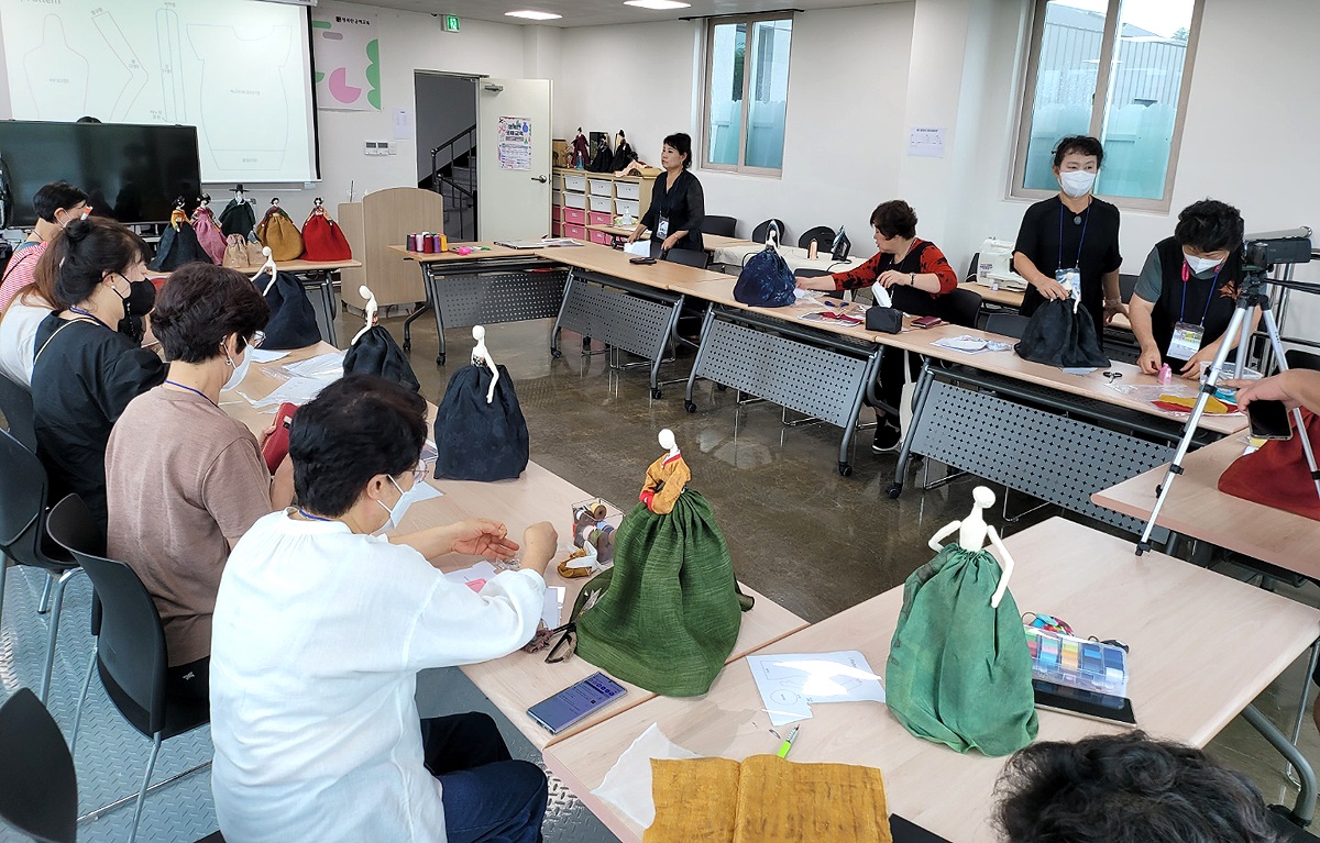 정년 없는 꿈 키우기 프로젝트에 참여한 어르신들이 전동인형만들기에 여념이 없다