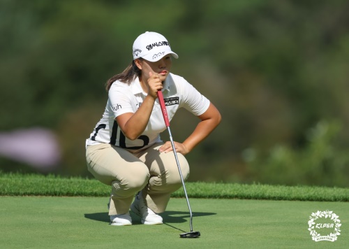 16번 홀 그린에서 퍼팅 라인을 살피고 있는 조은혜. [사진=KLPGA]