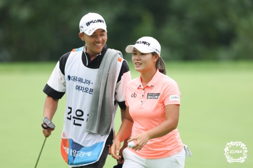 7번 홀에서 버디를 잡은 후 캐디와 함께 웃으며 홀을 빠져나가고 있는 조은혜. [사진=KLPGA]