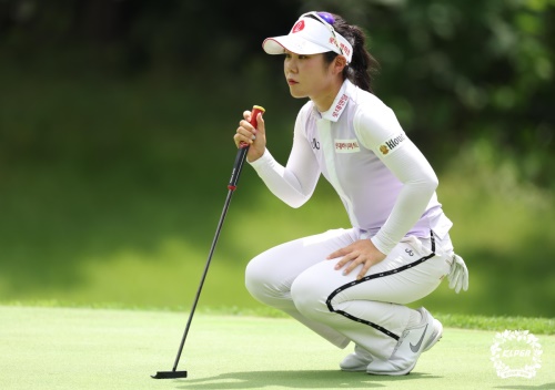 퍼팅 라인을 살피고 있는 이소영. [사진=KLPGA]