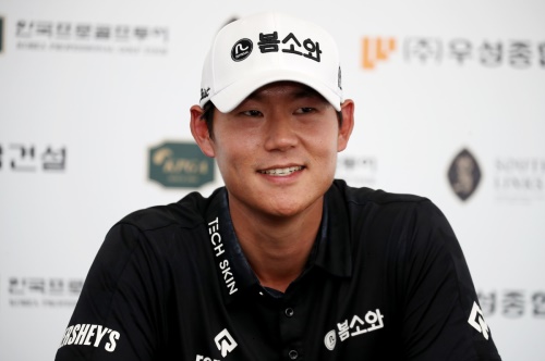 코리안투어 49경기 만에 첫 승을 거둔 캐나다 교포 신용구. [사진=KPGA]