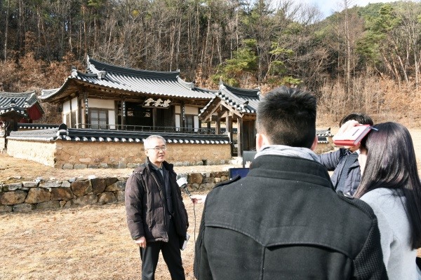 베트남 하노이 TV가 봉화군 충효당을 취재하고 있는 모습(헤럴드 DB)