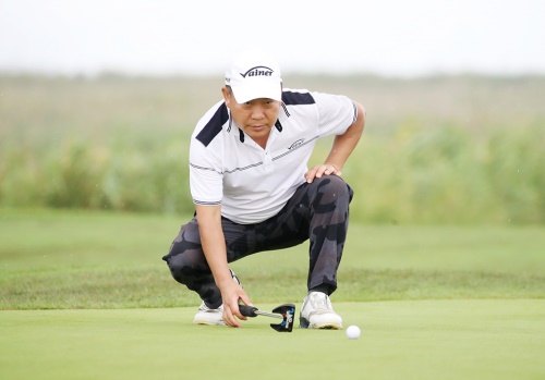 신중하게 퍼팅 라인을 읽고 있는 김종민. [사진=KPGA]