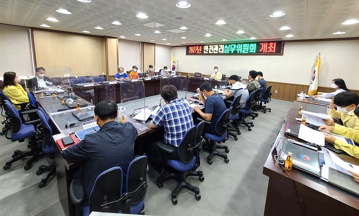 경북 울릉군이 제20회 울릉도 오징어 축제를 안전하고 성공적인 개최를 위해 김규율 부군수 주재로 안전관리실무위원회를 개최했다.(울릉군 제공)