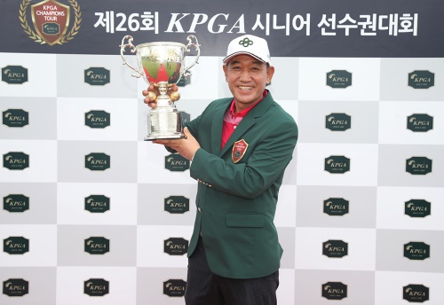 우승 트로피를 들고 웃고 있는 김중덕. [사진=KPGA]