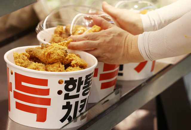 롯데마트에서 지난 11~17일 할인행사를 진행한 ‘한통치킨’ 모습. [연합]