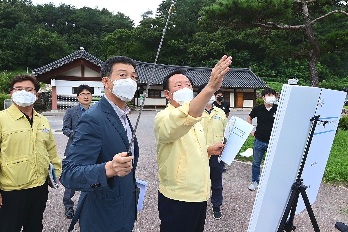 닭실마을을 방문한 박현국(오른쪽) 봉화군수가  관계 공무원과 관광인프라 사업에 대해 의논하고 있다(봉화군 제공)