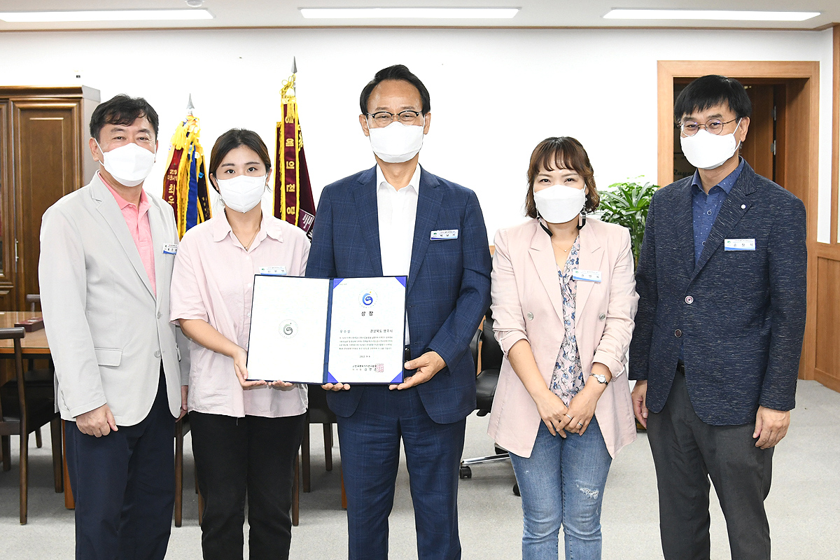 영주시가 제4회 한국문화가치대상 우수상 을 수상후 박남서(가운데)시장과 관계공무원들이 기념사진을 찍고 있다(영주시 제공)