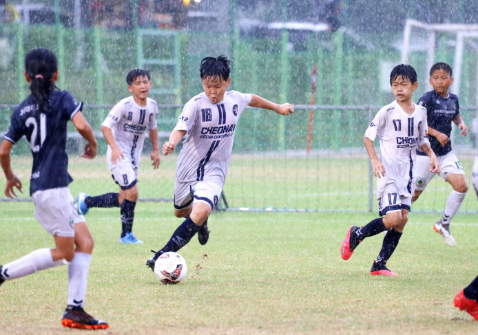 '2022 화랑대기 전국 유소년축구대회' 참가 선수들이 경기를 펼치고 있다.[경주시 제공]