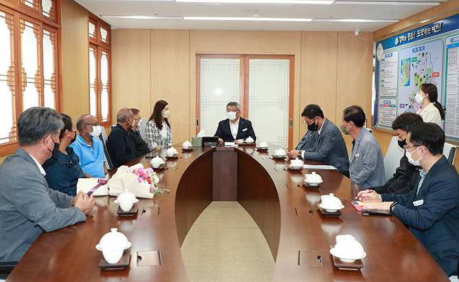 김학동 예천군수가 아시아육상연맹 현지실사단과 면담하고 있다(예천군 제공)