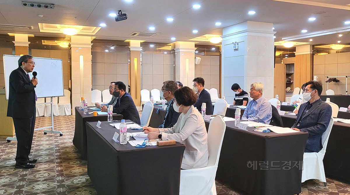 9기 울릉군 의회가  첫 의정연수를 하고 있다.사진은 한국지방정부 연구원장 김회창 교수로부터  ‘행정사무감사 실무’ 강연을 듣고 있다.