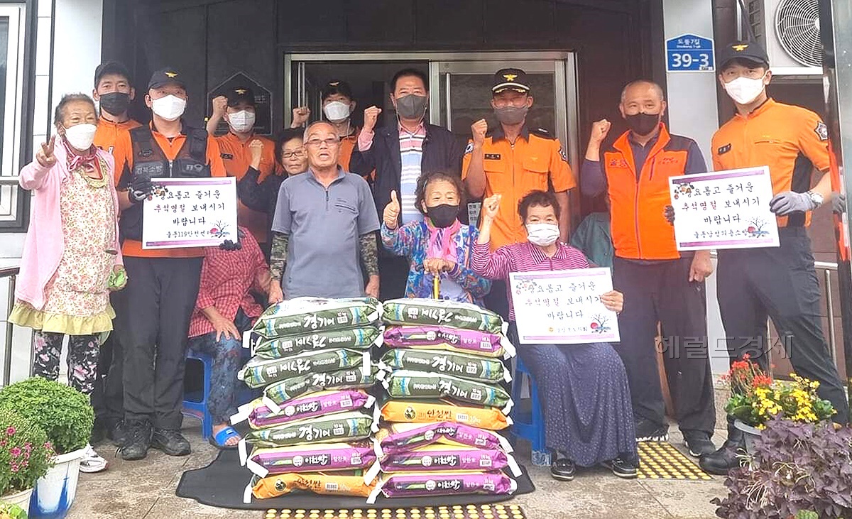 남진복(뒷줄 가운데)경북도의원이 울릉119안전센터 관계자들과 함께 추석을 맞아 어르신  입소 시설을 찾아나서  위문품을 전달하며 명절의 따뜻한 정을 나눴다.