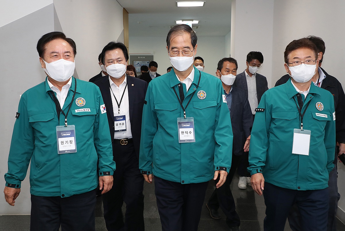 SK바이오사이언스에서 개발한 국산 1호 코로나19 백신의 국내 공급을 위한 출하 기념식에 한덕수 총리, 이철우 경북지사, 권기창 안동시장이 이동하고 있다(안동시 제공)