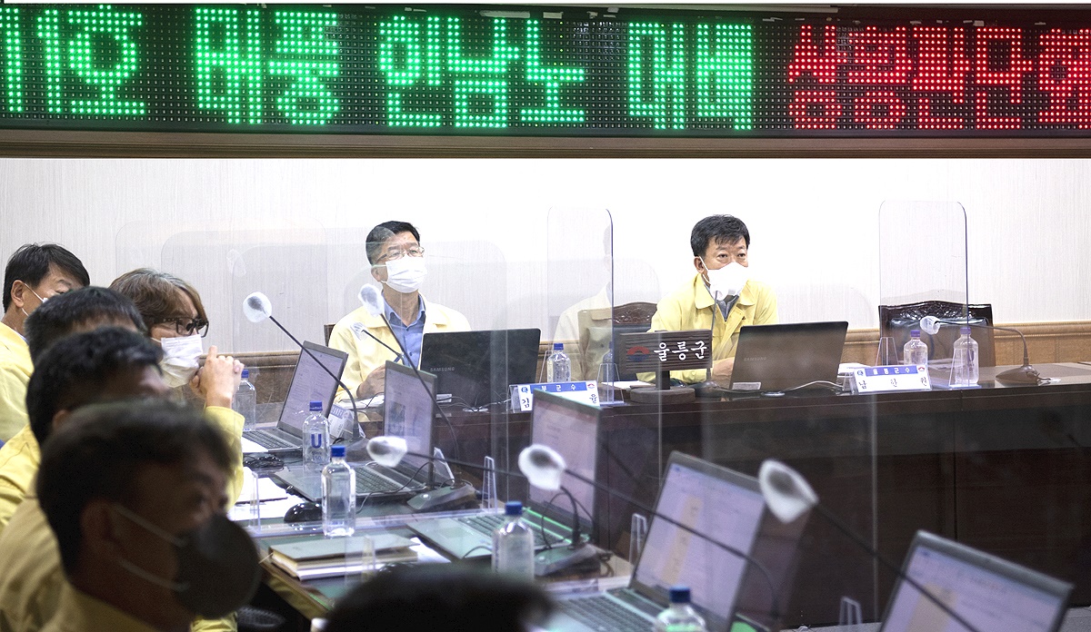 제11호 태풍 ‘힌남노’가 북상함에 따라 울릉군이 태퓽대비 상황판단 회의를 하고 있다(울릉군 제공)