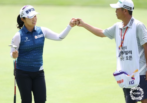7번 홀에서 캐디와 버디 세리머니를 하고 있는 김수지. [사진=KLPGA]