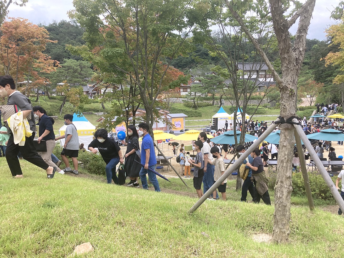 선비세상 개장첫날인 3일 3000여명의 가족단위 관람객들의 발길이  이어졌다.(독자제공)