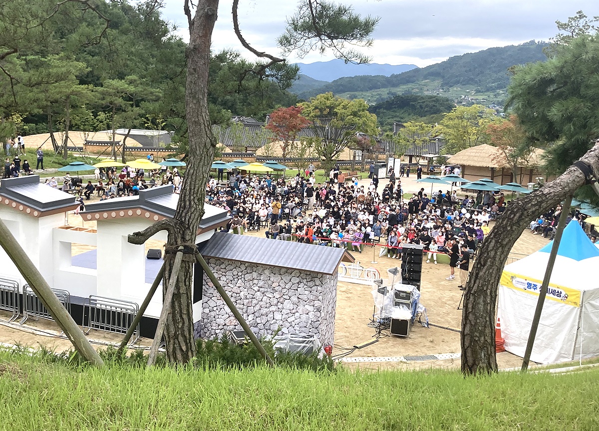 선비세상 가운데 위치한 야외공연장에서 평쳐진 개장 축하 공연에 많은 관람객들이 자리를 처지하고 있다(독자제공)
