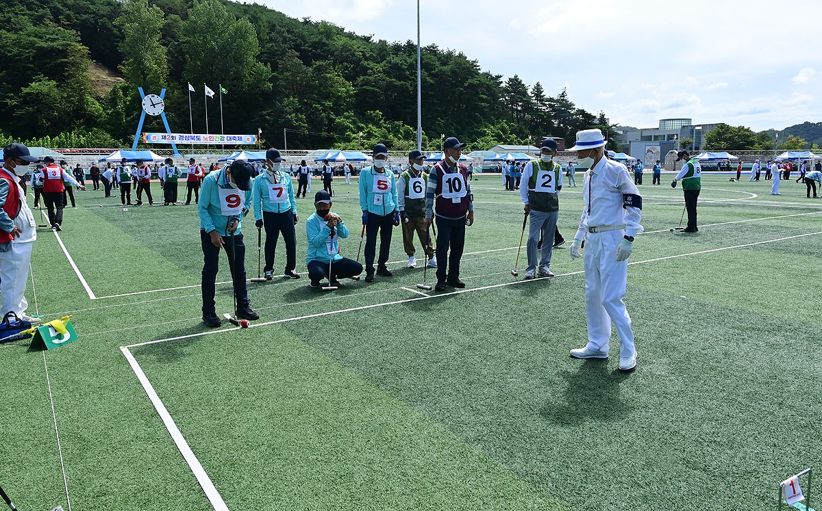 봉화서 열린 경상북도 노인건강 대축제, 사진은 봉화군 공설운동장에서 케이드볼 경기가 열리고 있다(봉화군 제공)