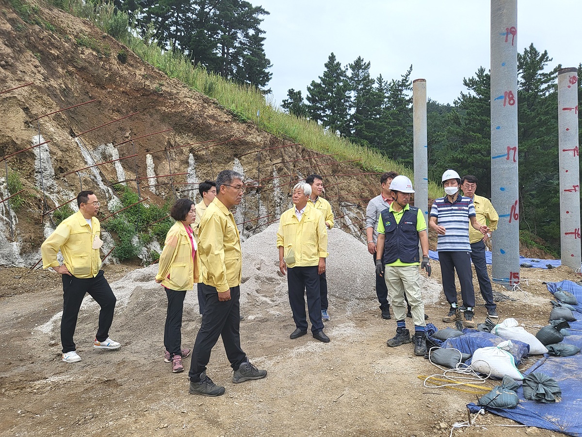 울릉군 의회가 태풍 ‘힌남노’ 피해 대비 주요 사업장을 현장 방문했다. 사진은 군단위 LPG 배관망 공급사업 현장을 점검하고 있다.(울릉군 의회제공)