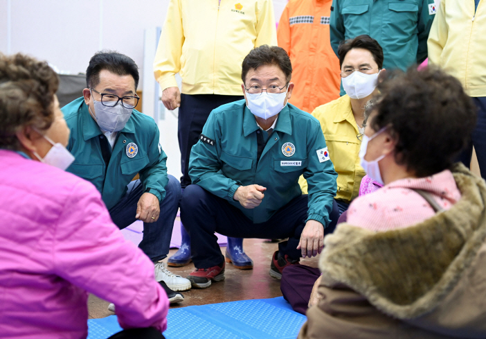 이철우 경북지사가 이재민 대피소인 포항 대송면 다목적 복지회관를 방문해 주민들을 위로하고 있다.[경북도 제공]