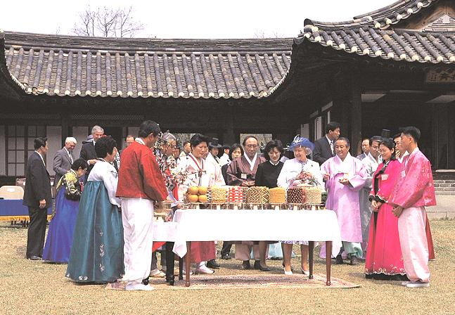 엘리자베스 2세 영국 여왕이 1999년 4월 21일 안동 하회마을에서 73세 생일상을 받고 있다.안동시 제공)