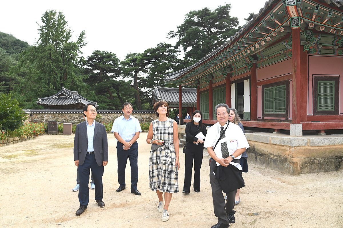 박남서(왼쪽)영주시장이 요안너 도르너바르트 주한네덜란드대사 일행등과 함께 소수서원을 둘러보고 있다(영주시 제공)
