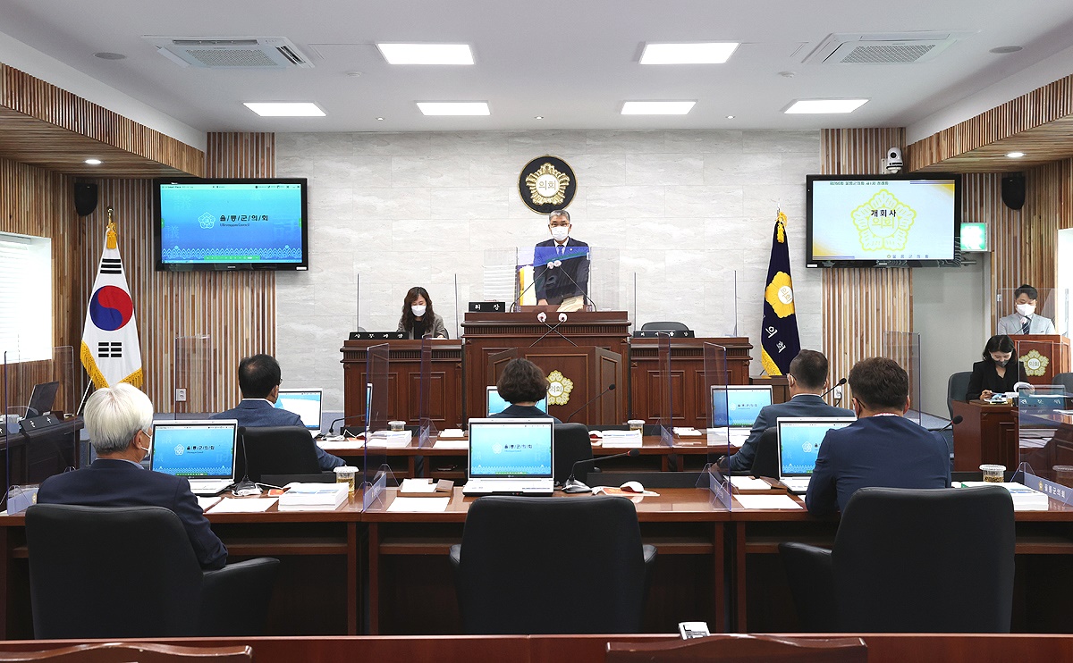 경북 울릉군 의회가  제 266 회 1차 정례회를 열고 공경식 의장이 개회사를 하고 있다(울릉군 의회제공)