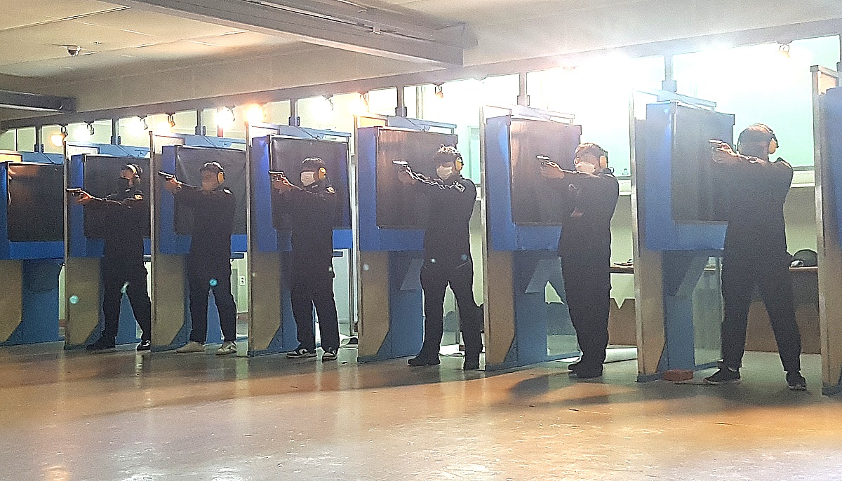 경북 울진해양경찰서가 4일부터 3일간 동해해경청 특공대 실내 사격장에서   경감 이하 경찰관 270명이 사격훈련을 하고 있다(울진해경 제공)