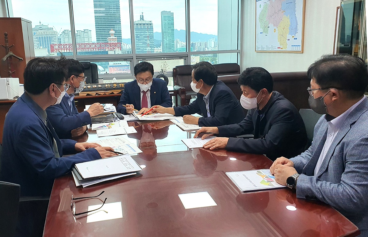 영주시 관계자들이 내년도 국비확보 관련 협의를 위해 박형수 국회의원을 만나고 있다. (영주시 제공)