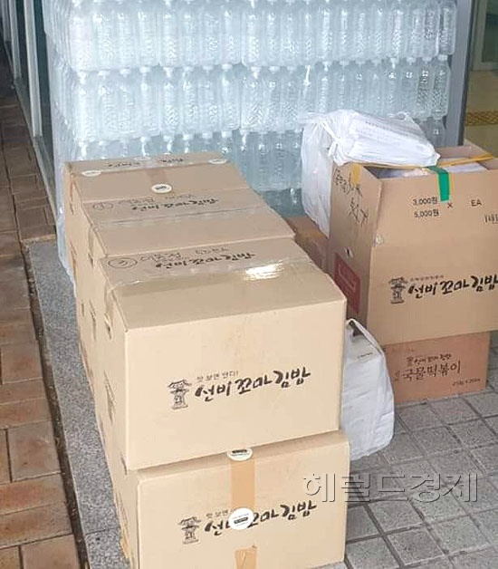 김인규 데일리임팩트  대구경북 본부장이 태풍피해복구에 고생하는 포항시 공무원에게 전달한 김밥과 생수(독자 제공)