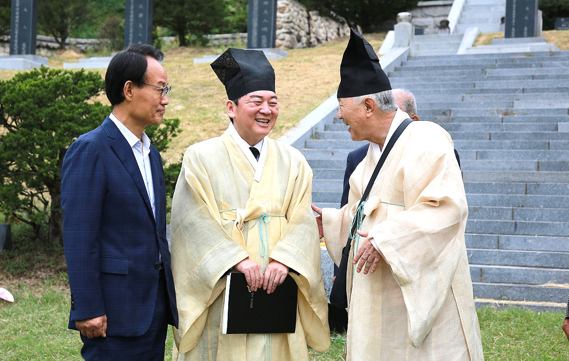 국민의힘 안철수 의원이 20일 오전 자신의 본관인 경북 영주시 순흥면 순흥안씨 추원단을 찾아 참배 후 박남서(왼쪽)영주시장, 문중대표와   얘기하고 있다(영주시 제공)