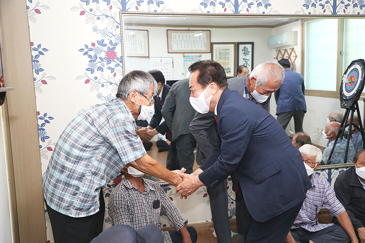 권기창(오른쪽)안동시장이 한 경로당을 방문해 어르신들과 인사하고 있다(안동시 제공)