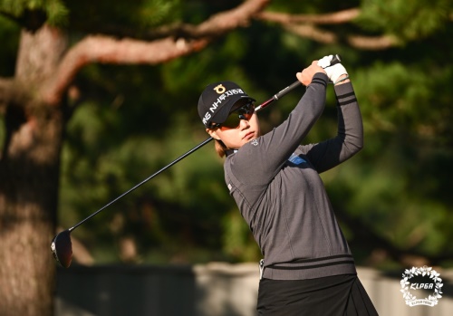 대회 첫날 1타 차 선두에 나선 정윤지. [사진=KLPGA]