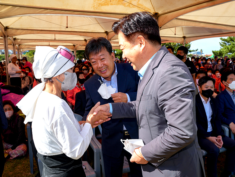 24일 제주해녀박물관 일대에서 열린 제15회 제주해녀축제에서 오영훈(오른쪽)제주 지사가  남한권 울릉군수로부터 울릉도 해녀를 소개받고 반갑게 악수 하고 있다(사진=뉴 제주일보)