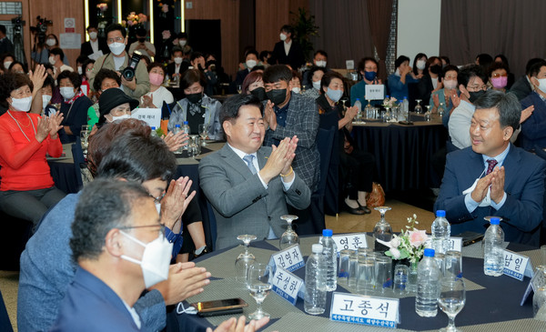 24일 제주해녀박물관 일대에서 열린 제15회 제주해녀축제 기념식에 남한권(오른쪽) 울릉군수와  오영훈(가운데)제주지사등이 축하 박수를 치고 있다(사진=헤드라인 제주)